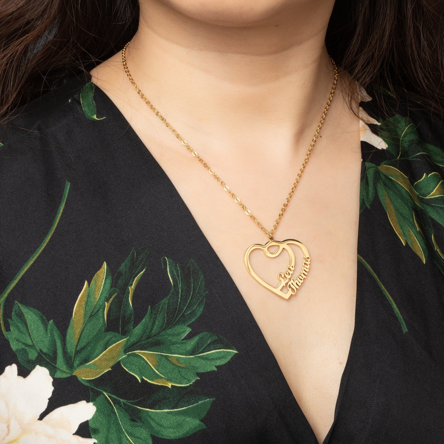 Collar Corazón con Dos Nombres y Arabescos