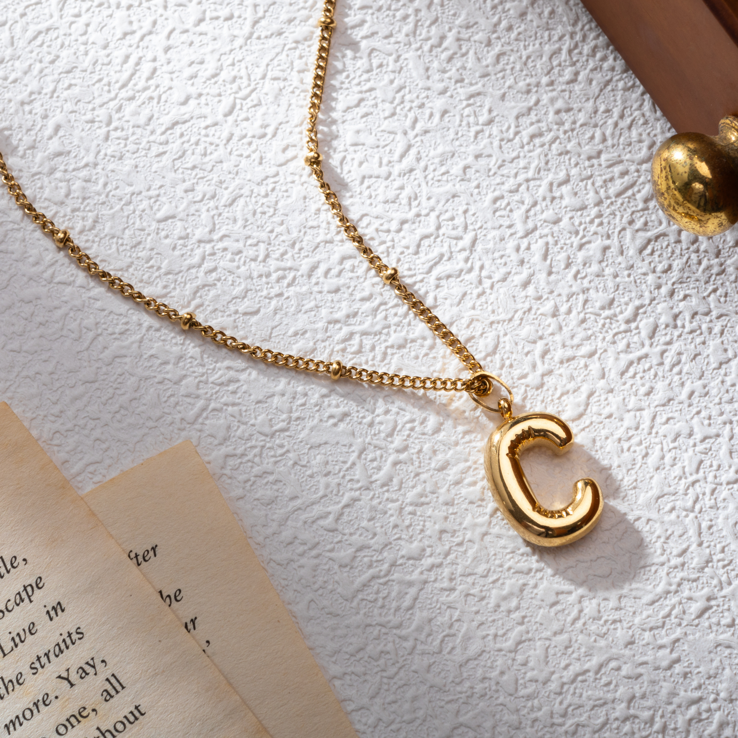 Collar Inicial Bubbly con Cadena de Bolitas