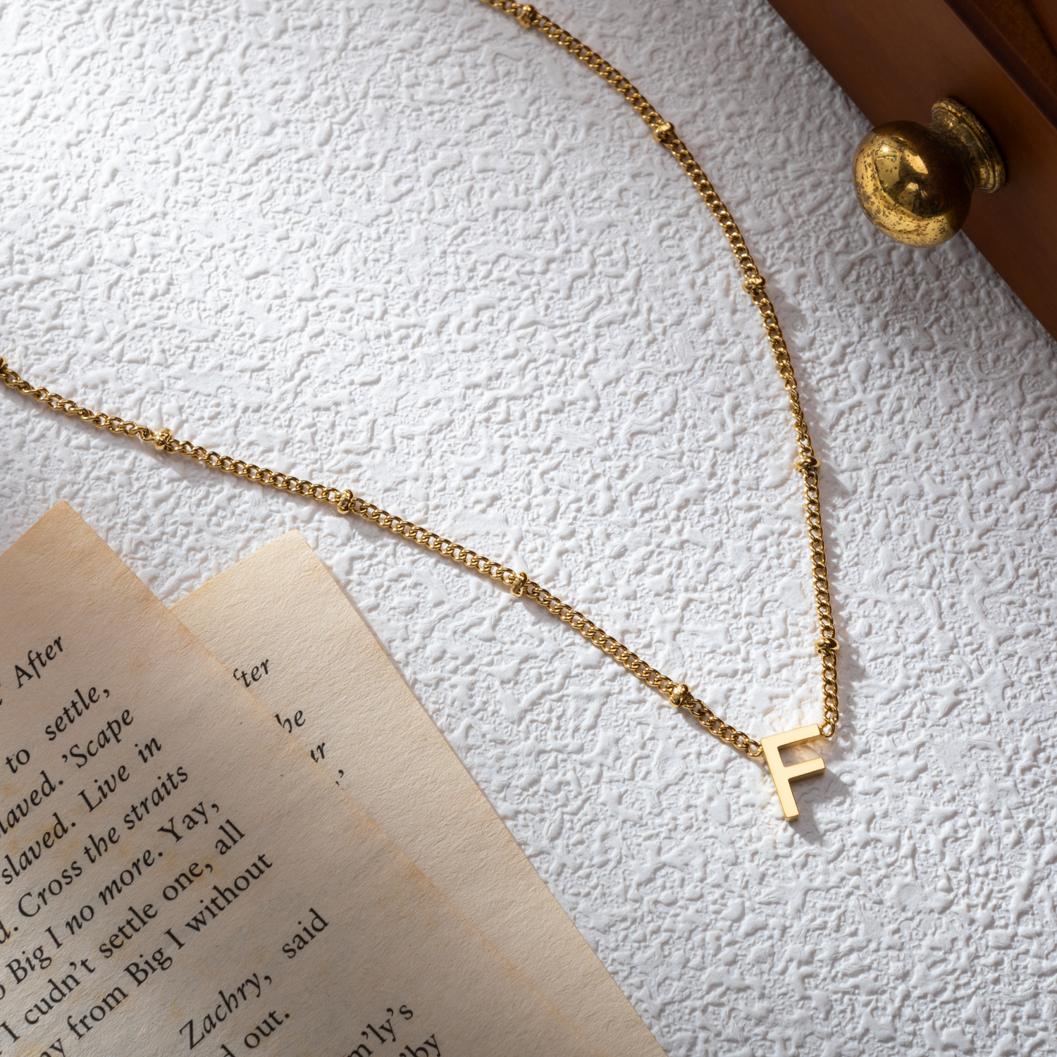 Collar Inicial Minimalista con Cadena de Bolitas
