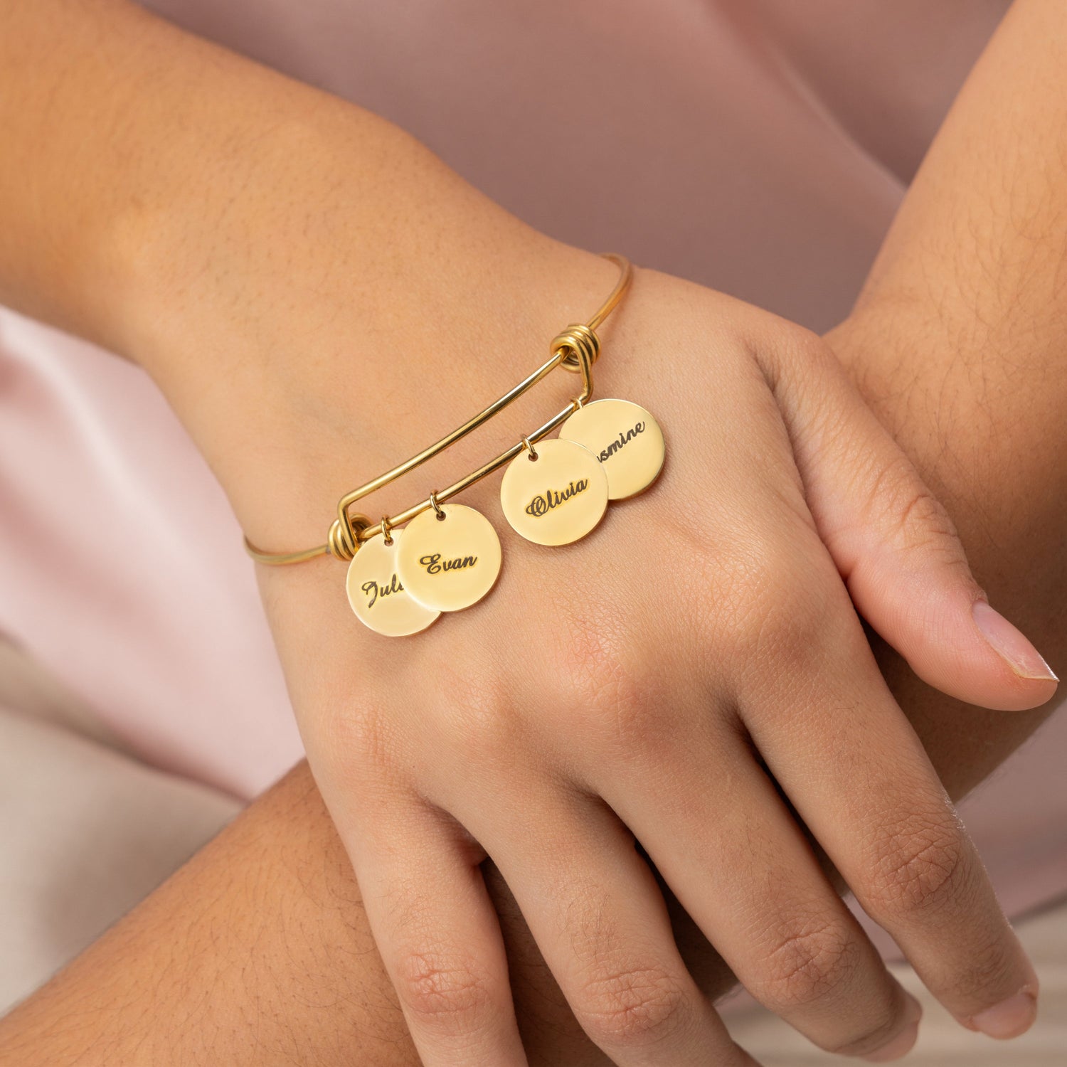 Brazalete Rígido con Nombres Personalizado (2–4 Nombres)