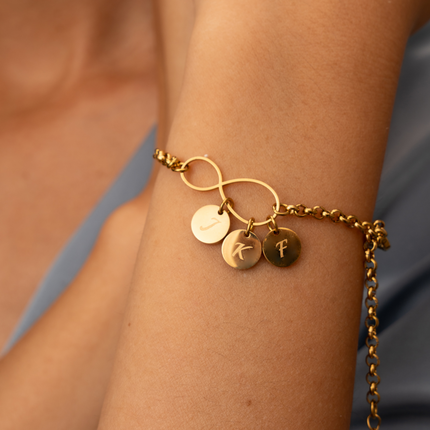 Pulsera Infinito con Charms de Iniciales Personalizadas